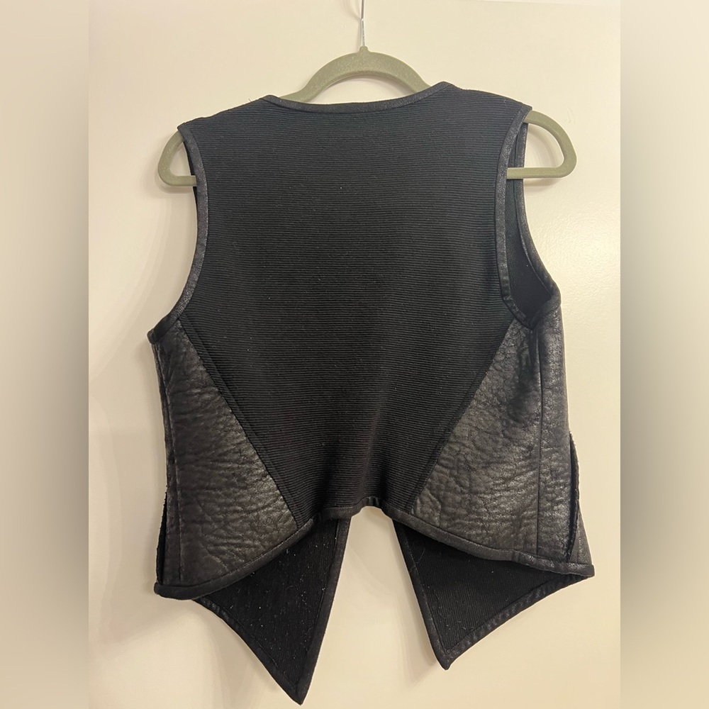 LN Earl Rutenberg black vest faux leather 4 stretch back crop zip asymmetric - Picture 3 of 6
